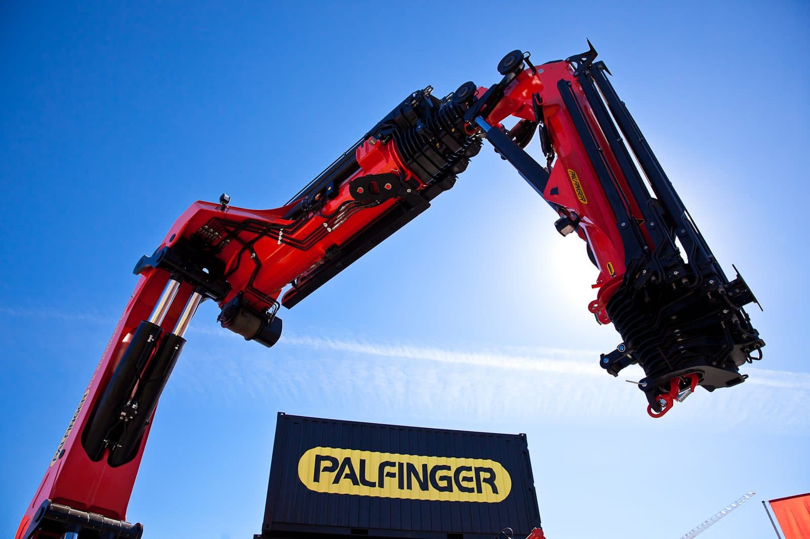 Palfinger Knickarm-Kran vor blauem Himmel