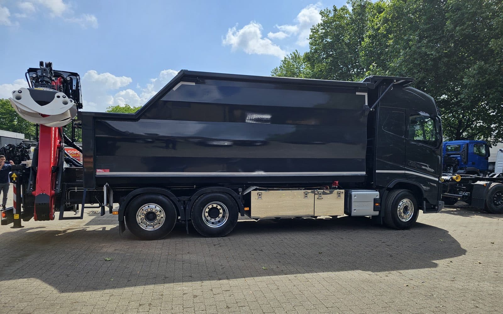 Schwarzer Volvo mit Kranaufbau kurz vor der Auslieferung