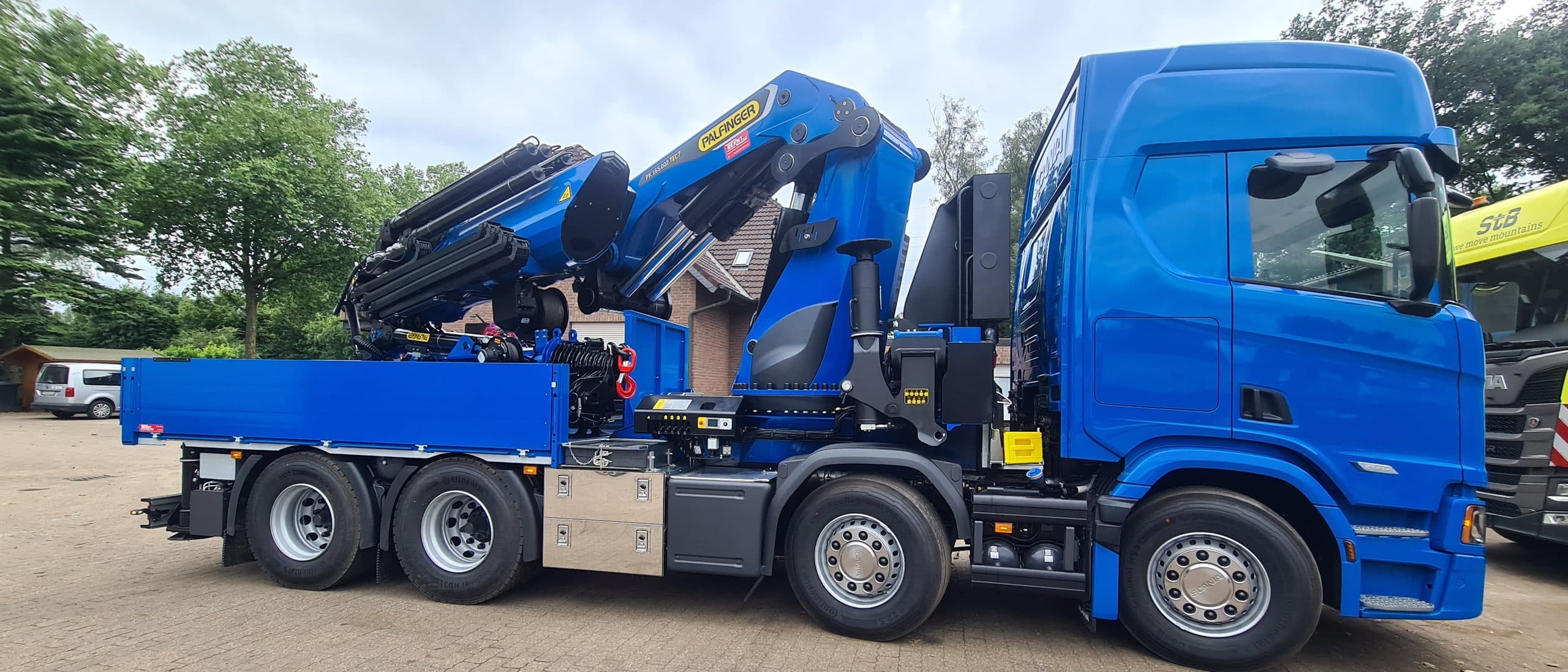 Scania Vierachser mit Palfinger Großkran und Pritschenaufbau von Bernt Fahrzeugbau