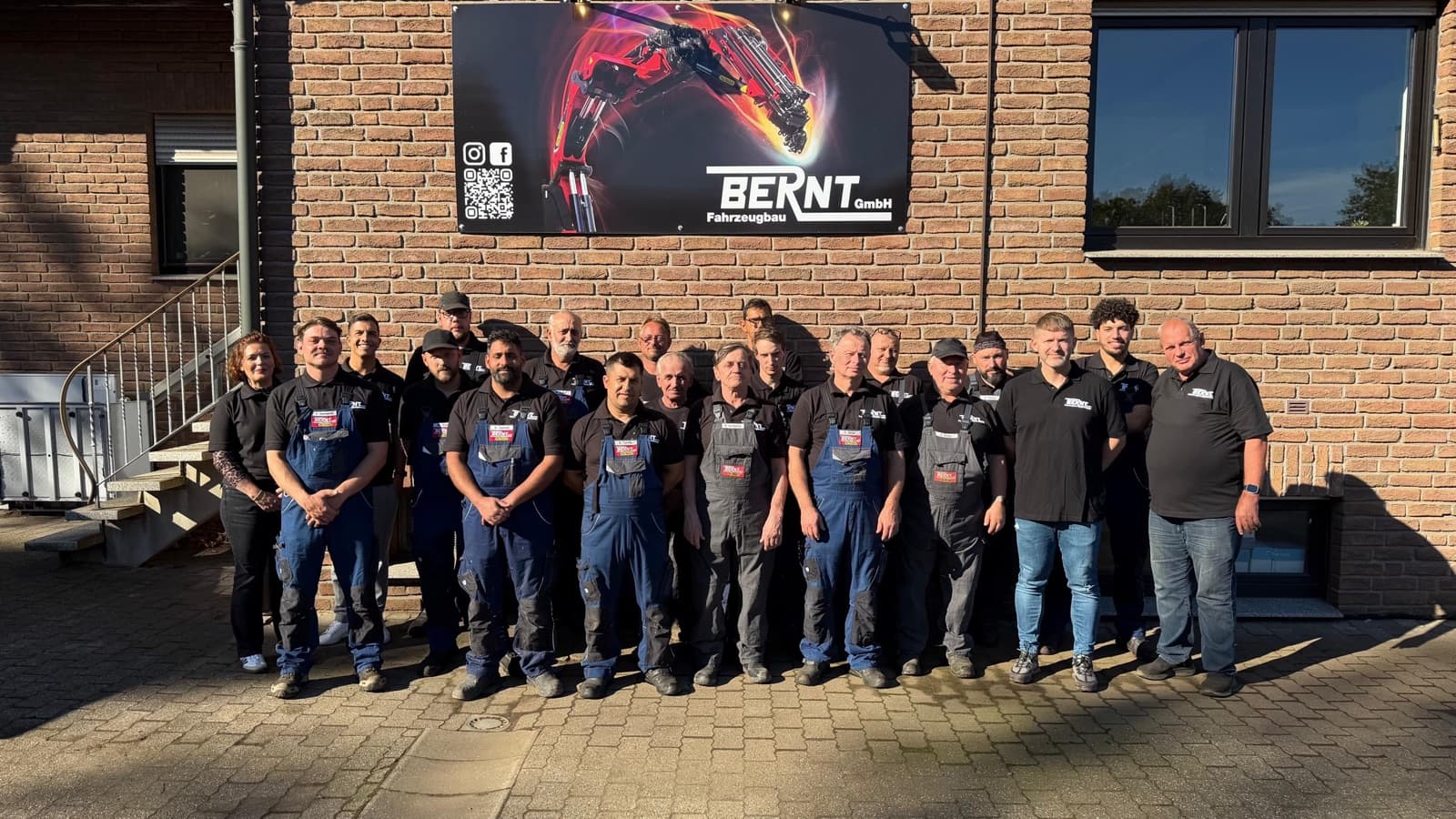 Das Team von Bernt Fahrzeugbau vor dem Firmengebäude in Dorsten-Wulfen